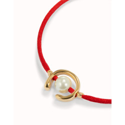 Pulsera de hilo rojo con perla shell fornitura bañada en oro 18k.
