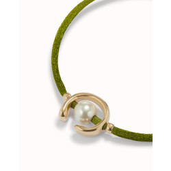 Pulsera de hilo verde oscuro con perla shell fornitura bañada en oro 18k.